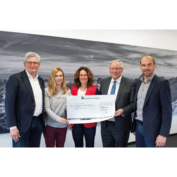 Im Bild von links nach rechts: Stefan Fuchs, Geschäftsführer MAHA, Carina Freudig and Heinke Rauscher von humedica e.V., Anton Klotz, Landrat a.D. und Stiftungsratsvorsitzender der gemeinnützigen Familie Rauch-Stiftung von MAHA sowie Michael Amann, Geschäftsführer MAHA. | © MAHA